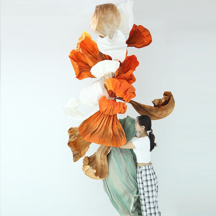 Oranje papieren kunstinstallatie