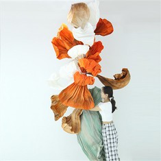 Oranje papieren kunstinstallatie