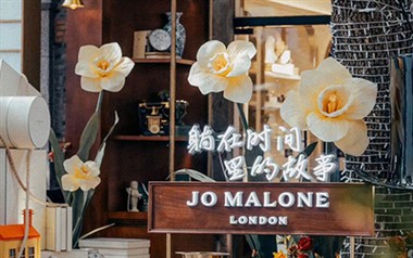 Gigantische staande papieren bloemen in de Jo Malone-winkels